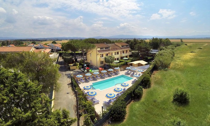 Marina di Cecina Apartment | Nice apartment for 4 people with pool, A/C, WIFI, TV, patio, pets allowed and parking