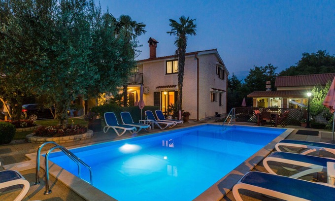 Vrznaveri Apartment | Nice apartment for 5 people with A/C, WIFI, pool, TV, terrace, pets allowed and parking