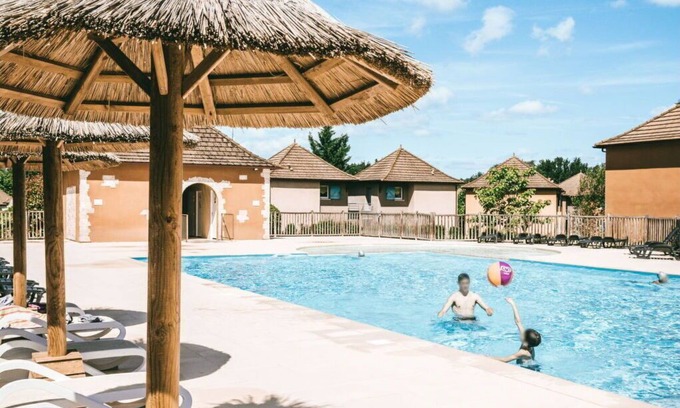 Prayssac Apartment | Nice apartment for 4 people with WIFI, pool, TV, terrace, pets allowed and parking
