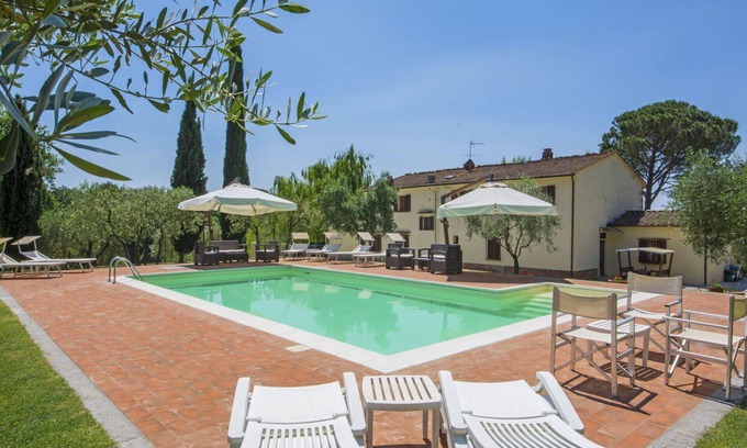 Lamporecchio Villa | Nice apartment in villa for 14 guests with WIFI, private pool, TV, balcony, pets allowed and par.