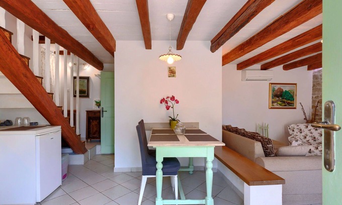 Kastelir House | Nice apartment in villa for 6 guests with pool, WIFI, A/C, TV, patio, pets allowed and parking