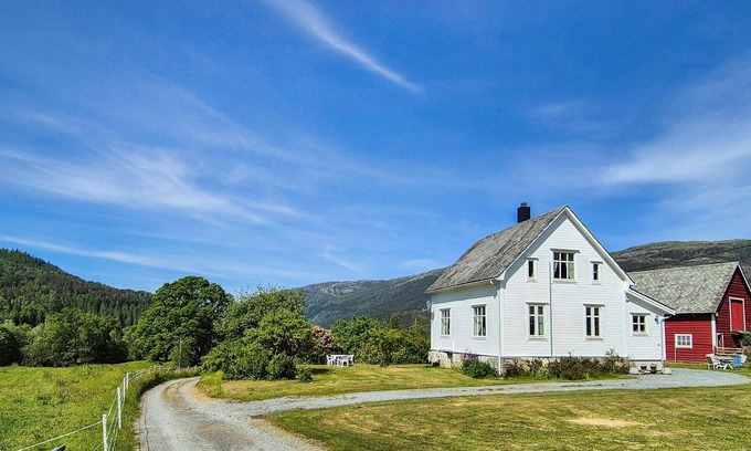 Eikelandsosen House | Nice home in Eikelandsosen with WiFi