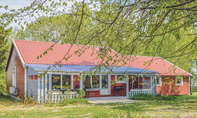 Olsta House | Nice home in Färentunna