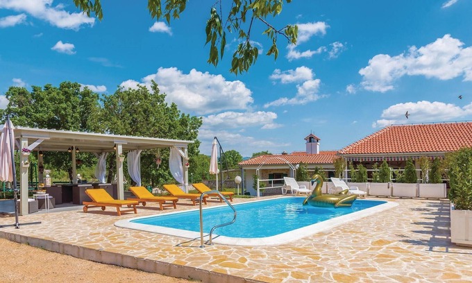 Unesic House | Nice home in Unesic with WiFi