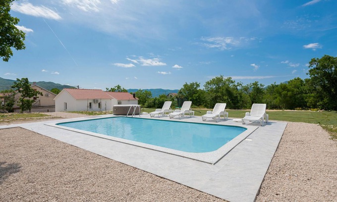 Zavojane House | Nice home in Zavojane with kitchen