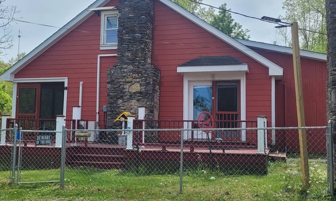 Lebanon Cabin | Nice log cabin home in the heart of bourbon country. Pet friendly.