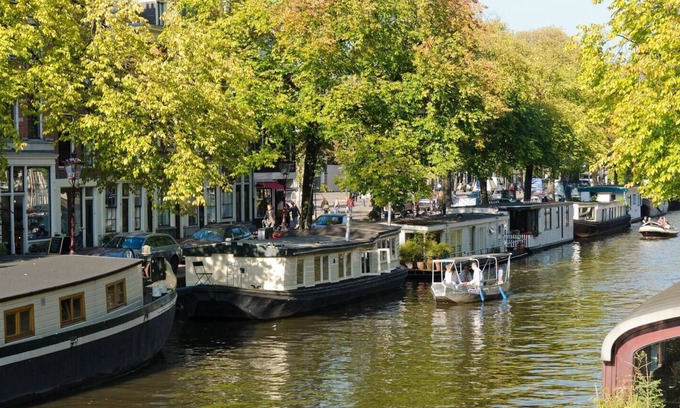 Jordaan Boat Rental | Nicely renovated houseboat located at the Canal belt in the historic centre.