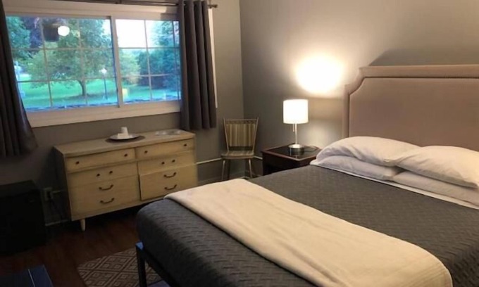 Camillus Hotel | Nightshade Inn & Gardens