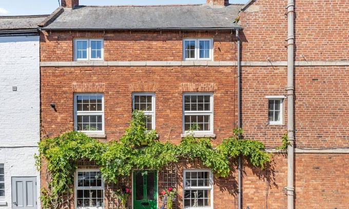 Uppingham House | NO 2 QUEEN STREET, family friendly, with open fire in Uppingham
