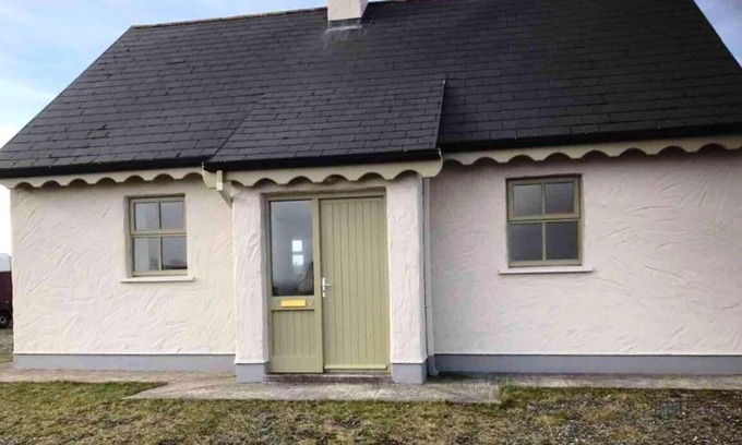 Ballyconneely House | No 9 Leitirshask, Ballyconneely - Full Of Country Living Chic.
