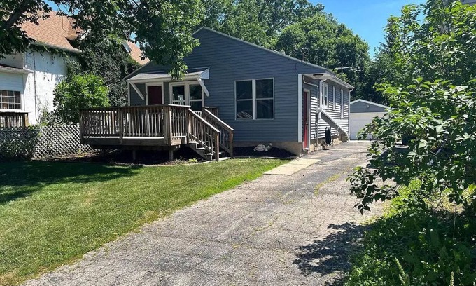 Madison House | *No Cleaning Fee* East Side Home Kid+Pet Friendly