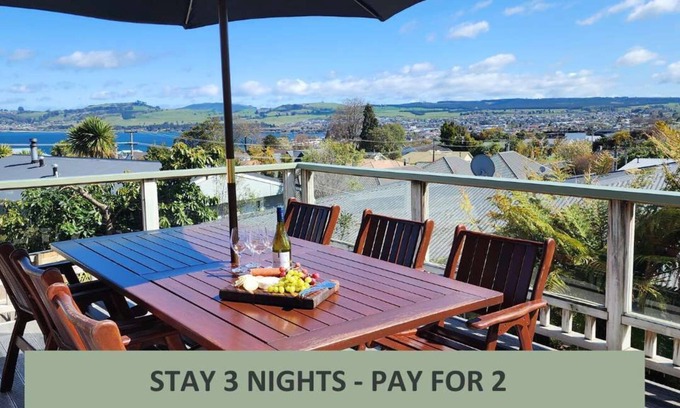 Hilltop House | *No Service Fee* Lake Views, Secluded & Central