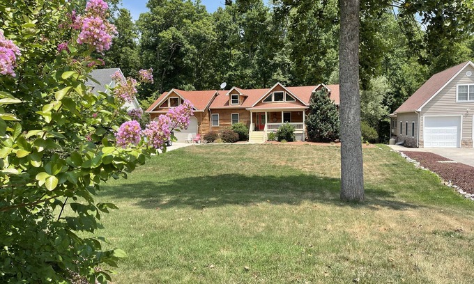 Sloans Valley House | 'No Wake Zone' is Lakefront and close to the boat ramp