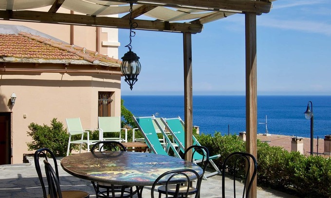 Noli House | NOLI: apartment in villa with garden and views of the gulf