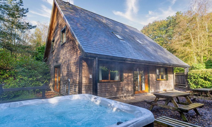 Farley Cabin | Norbury; woodland lodge for 12 with hot tub, log burner, BBQ, near Alton Towers.