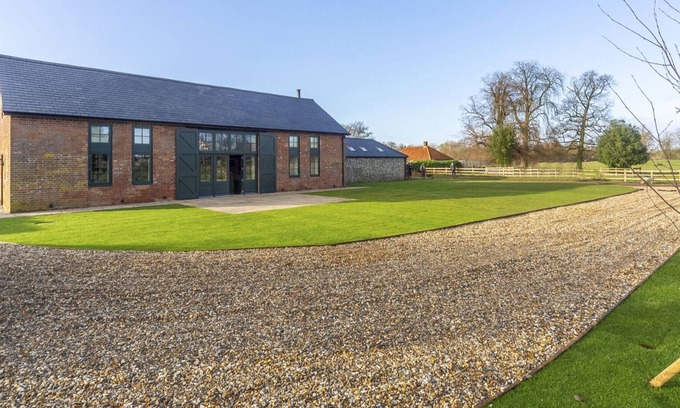 Thetford Villa | Norfolk Hall - Five Bedroom Villa, Sleeps 10