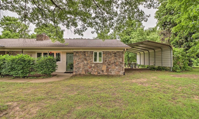 Norfork House | Norfork Getaway: Walk in White River Access!