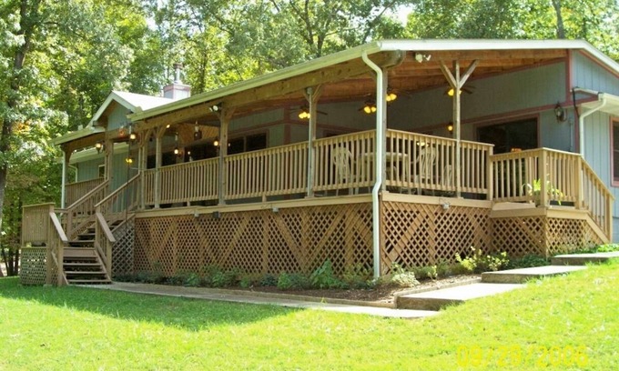 Gamaliel House | Norfork Lake View Home-Walk to Waters Edge! Affordable Luxury.
