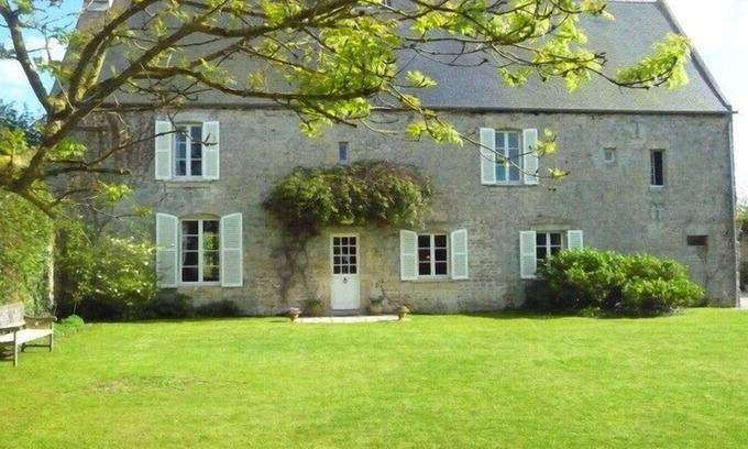 Colleville-sur-Mer House | Normandy DDay site - Omaha beach 800m - Renovated 17th century cottage - large enclosed garden