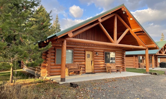 Bonners Ferry Cabin | North Idaho Log Cabin Retreat – 2BD/2BA with Full Kitchen + King Bed