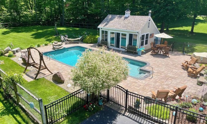 Seabrook Apartment | North Shore Getaway for Adults