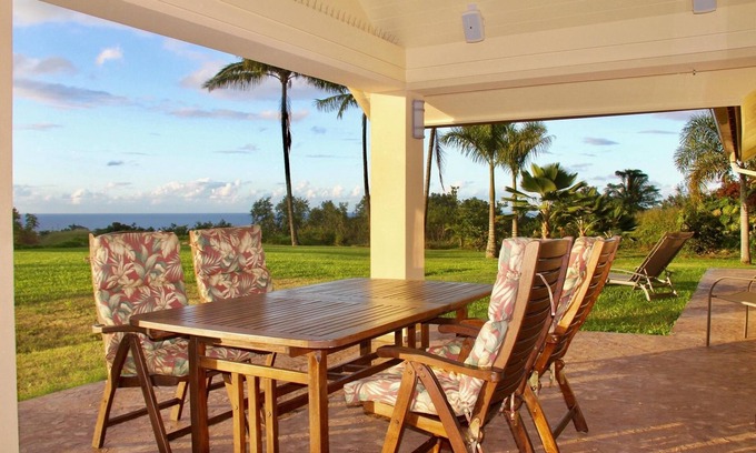 Pauwela House | North Shore Ocean View Cottage