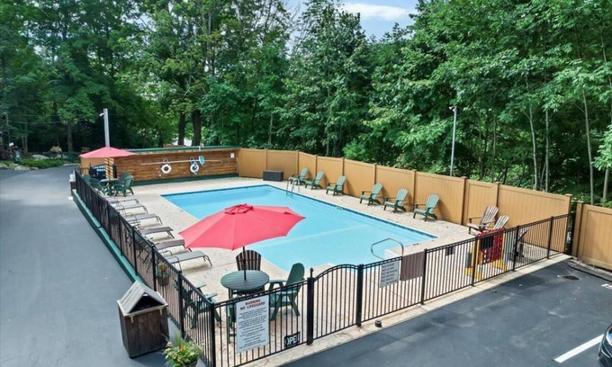 Lake George Resort | Northern Acres Resort with 20 bedrooms and WiFi, AC in serene Lake George