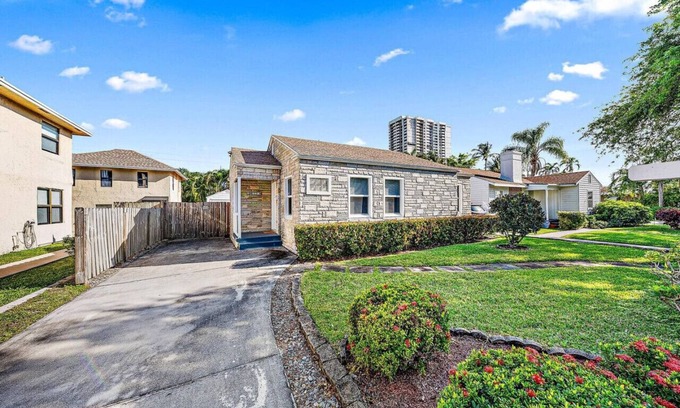 Pinewood Park House | Northwood Home: 2BR+Den, Private Backyard Oasis