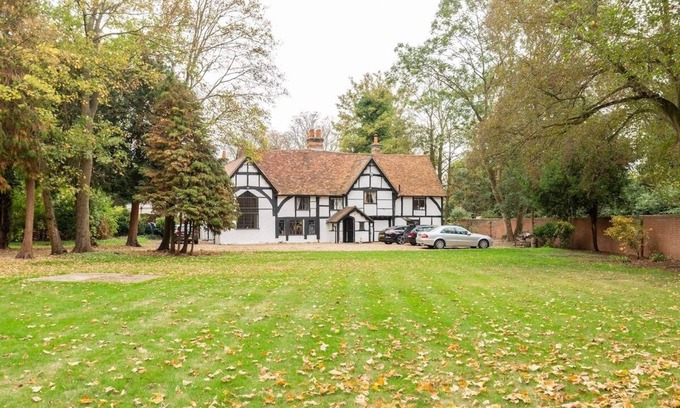 Bray on Thames Cottage | Nr Windsor- Unique Cottage Stay for upto 14 guests