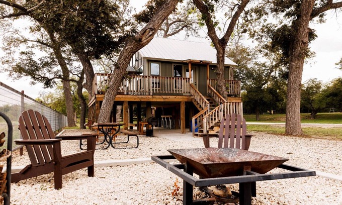 Uvalde Cabin | Nueces Riverfront Treehouse