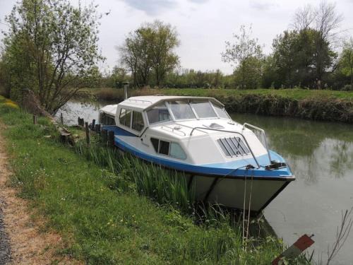 Saint-Hilaire-la-Palud Boat Rental | Nuits insolites sur un bateau