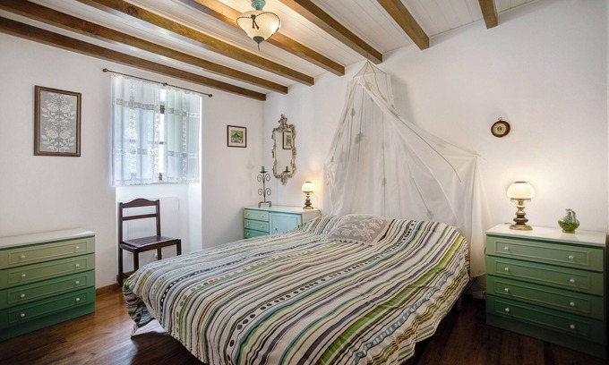 Porto de Mos Apartment | Null 'Casa Do Largo - Piso 1' with Shared Terrace, Shared Garden and Wi-Fi