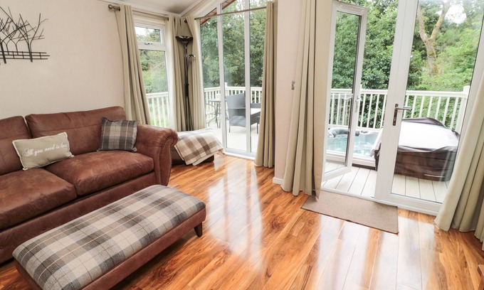 Morpeth Cottage | NUMBER 43 BURNSIDE LODGE, pet friendly, with hot tub in Felton