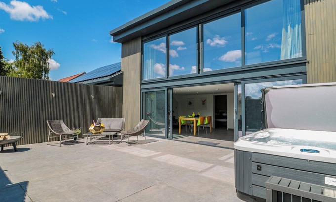 Bishop Sutton House | NUMBER 7, pet friendly, with hot tub in Bishop Sutton