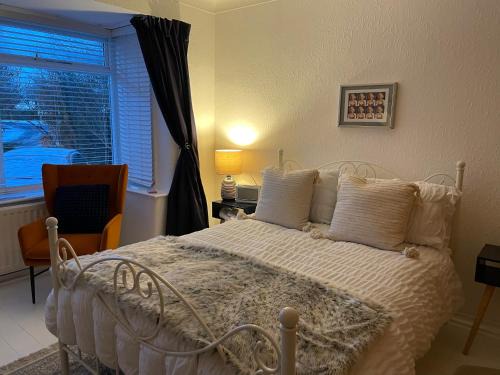 Sutton Weaver House | Number 78 Guest house M56 junction 12 located 5 minutes drive from Frodsham Continental breakfast Included