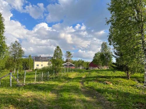 Gratangen House | Nydelig småbruk med hus og fjøs og badstu