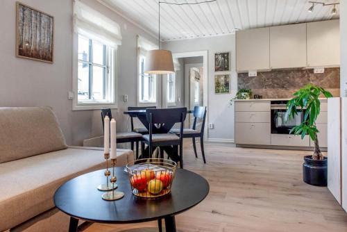 Bonassund Villa | Nyrenoverat gårdshus på havstomt med hög standard