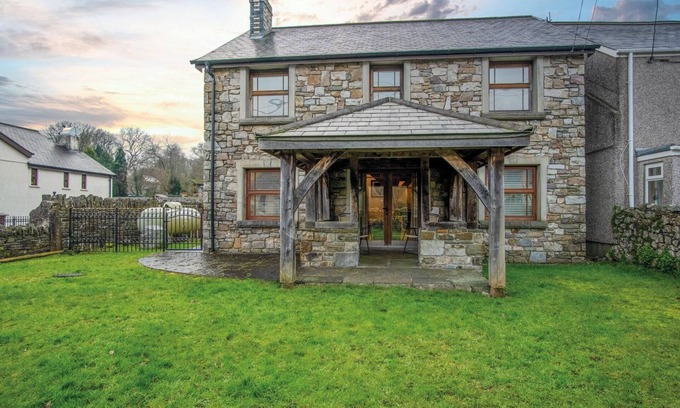 Pen-y-cae House | Oak Lodge - Hot Tub - Pen Y Cae Inn