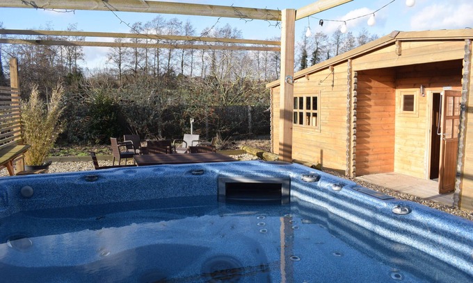 Littlebourne Cabin | 'Oak Lodge' Littlebourne, Canterbury (hot tub)