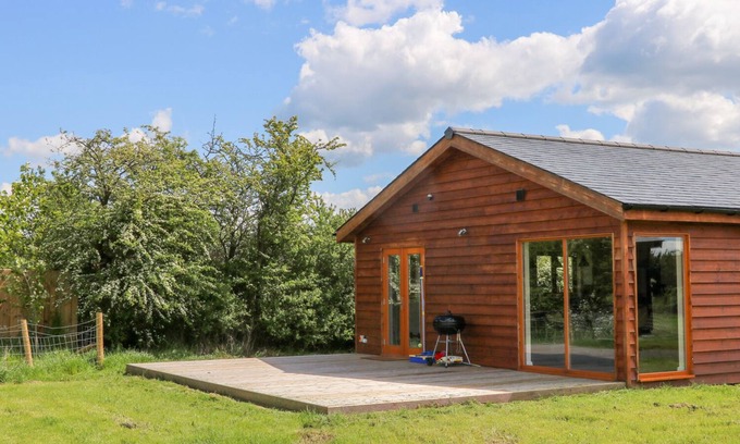 Sheriff Hutton Cottage | OAK LODGE, pet friendly, with a garden in Sheriff Hutton