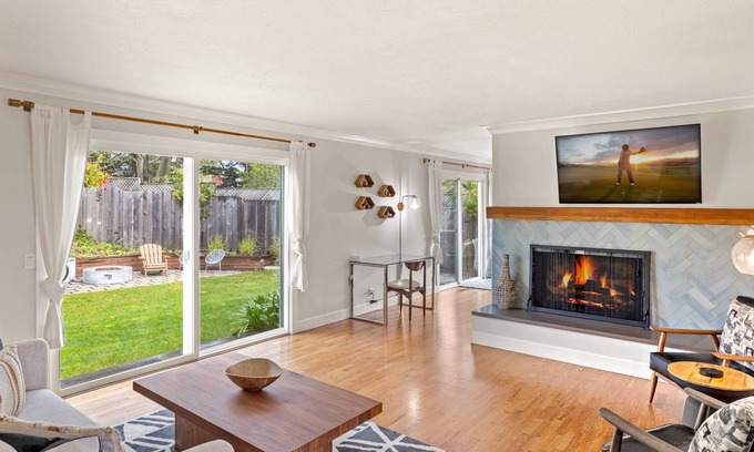 Carmel House | Oak Place Too: Beautiful Updated 4 bedroom 3 1/2 Bath in Carmel