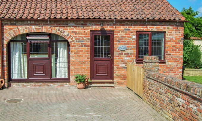 Leven Cottage | OAK TREE COTTAGE, pet friendly, country holiday cottage in Beverley