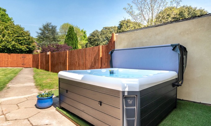 Fakenham House | Oak View - Norfolk - Eight Bedroom House, Sleeps 16