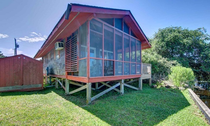 Ocracoke Cottage | Oar house is a cozy cottage located near Springer's Point Nature Preserve.
