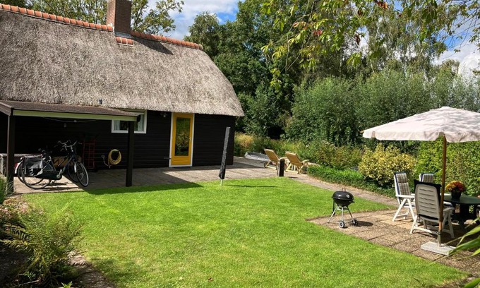 Zuideinde House | Oasis holiday home in Giethoorn next to canal, boat extra