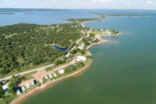 Tow Hotel | Oasis Lake Buchanan