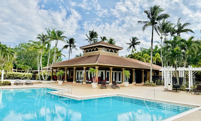North Naples Condo | Oasis Resort Style Condo 2/2