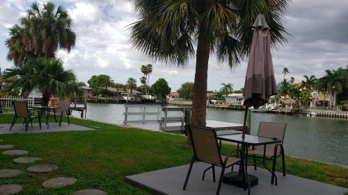 Capri Isle Apartment | Oasis Waterfront Treasure Island Apartment with Patio Dock and Johns Pass