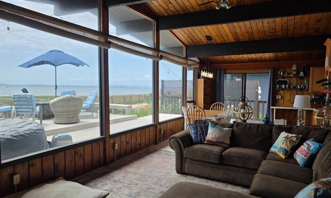 Point Roberts House | Ocean Blue — Direct Beach Access