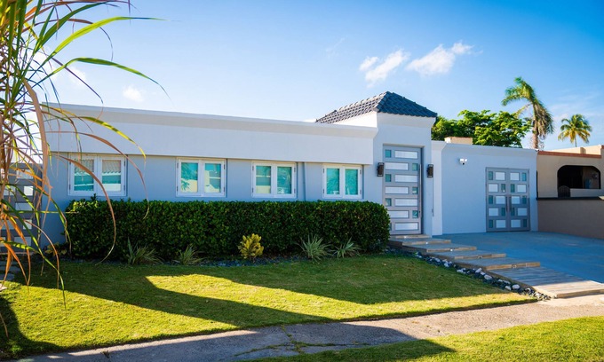 Dorado del Mar House | Ocean Breeze Villa Retreat - PRIVATE POOL/WALK TO BEACH/PET FRIENDLY